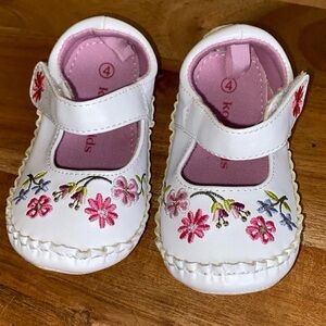 Koala Kids Infant Size 4 Walking Shoes Embroidered Flowers